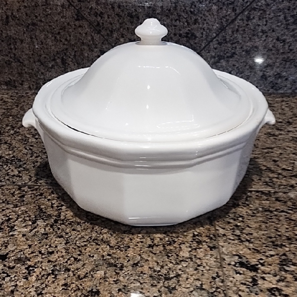 Pfaltzgraff Heritage White 2-quart covered casserole dish White Ceramic Lidded